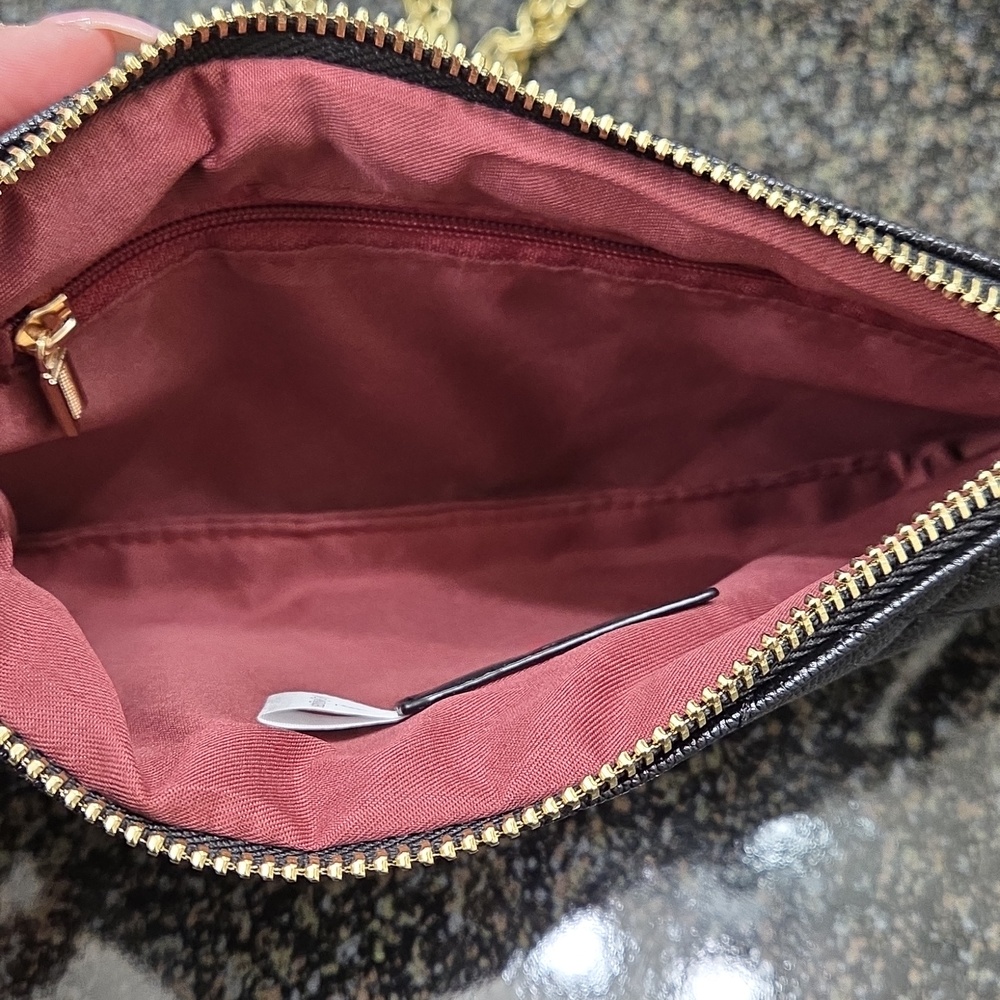 Yves Saint Laurent Black Quilted purse - Picture 4 of 5